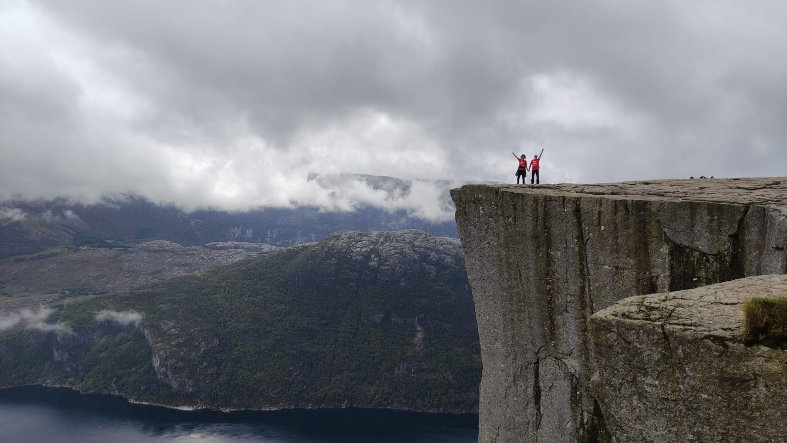 Albert y Marta desde la Ascensión al Preikestolen (Noruega) Albert y Marta desde la Ascensión al Preikestolen (Noruega)