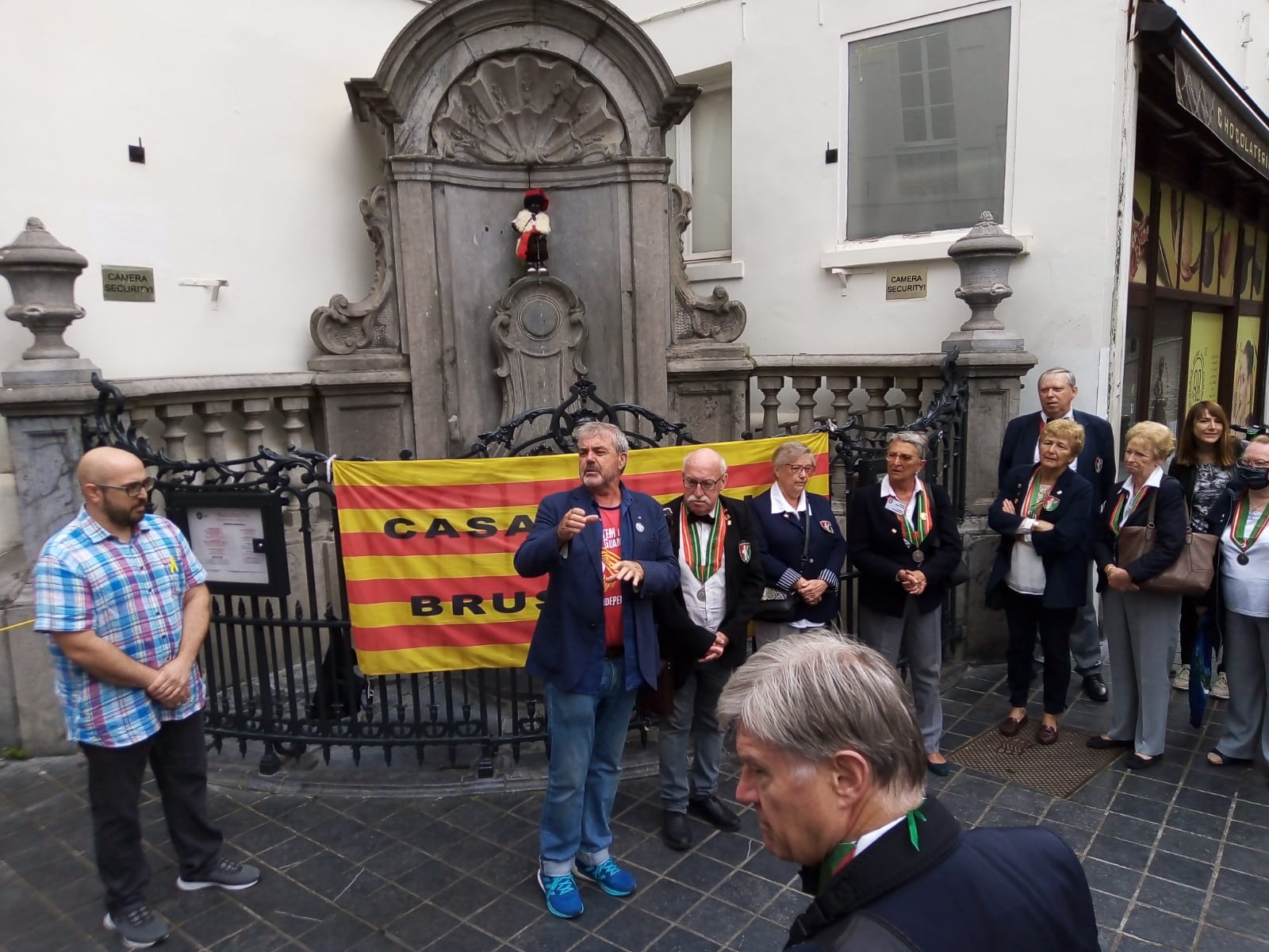 En Bruselas también celebran la Diada en la fuente del Manneken Pis (Ramon Parnay) En Bruselas también celebran la Diada en la fuente del Manneken Pis (Ramon Parnay)