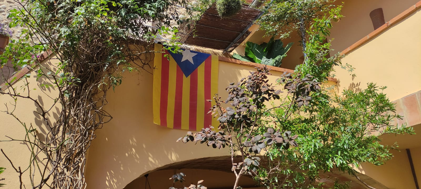 El balcó de l'Àngel Caralt també engalanat per la Diada des de Garrigàs (Alt Empordà)