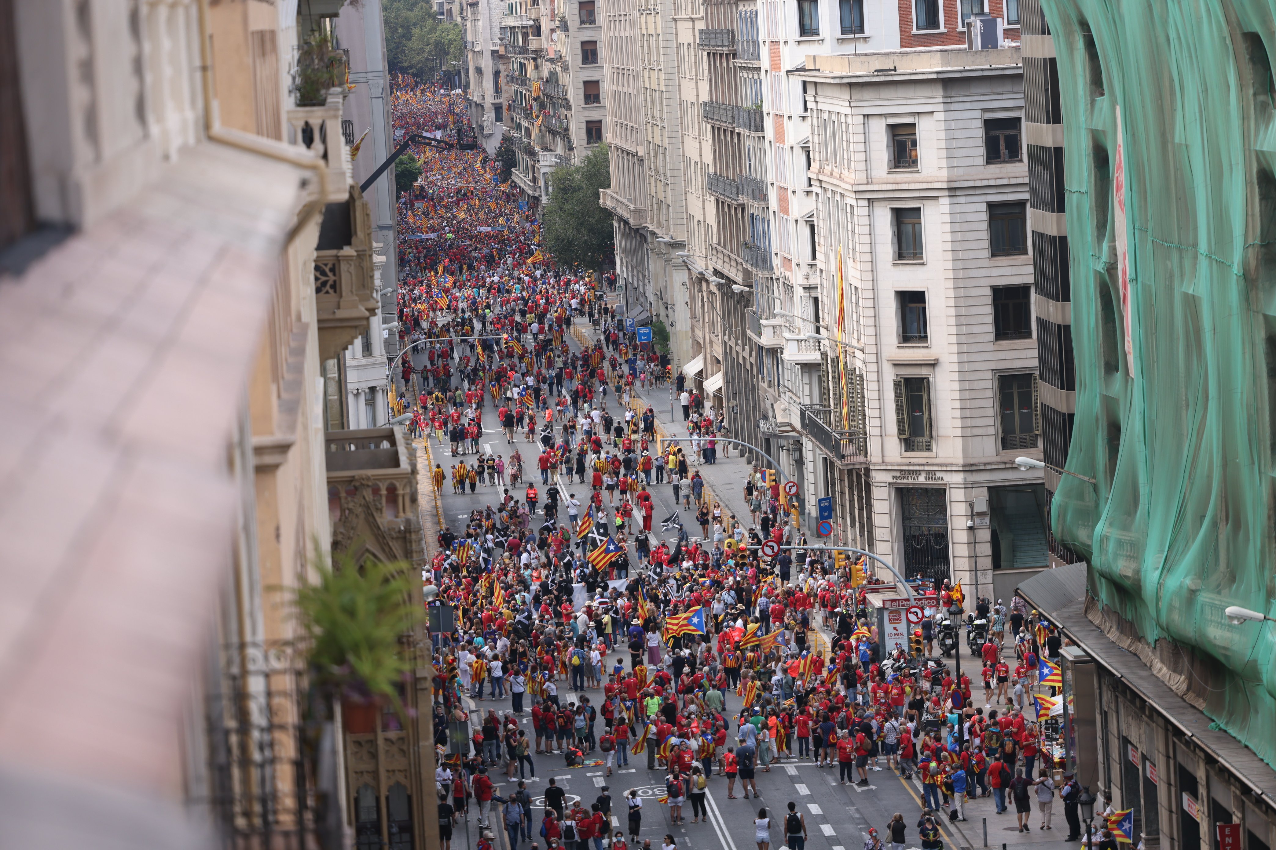 La Via Laietana començant a omplir-se abans de la manifestació a la tarda.