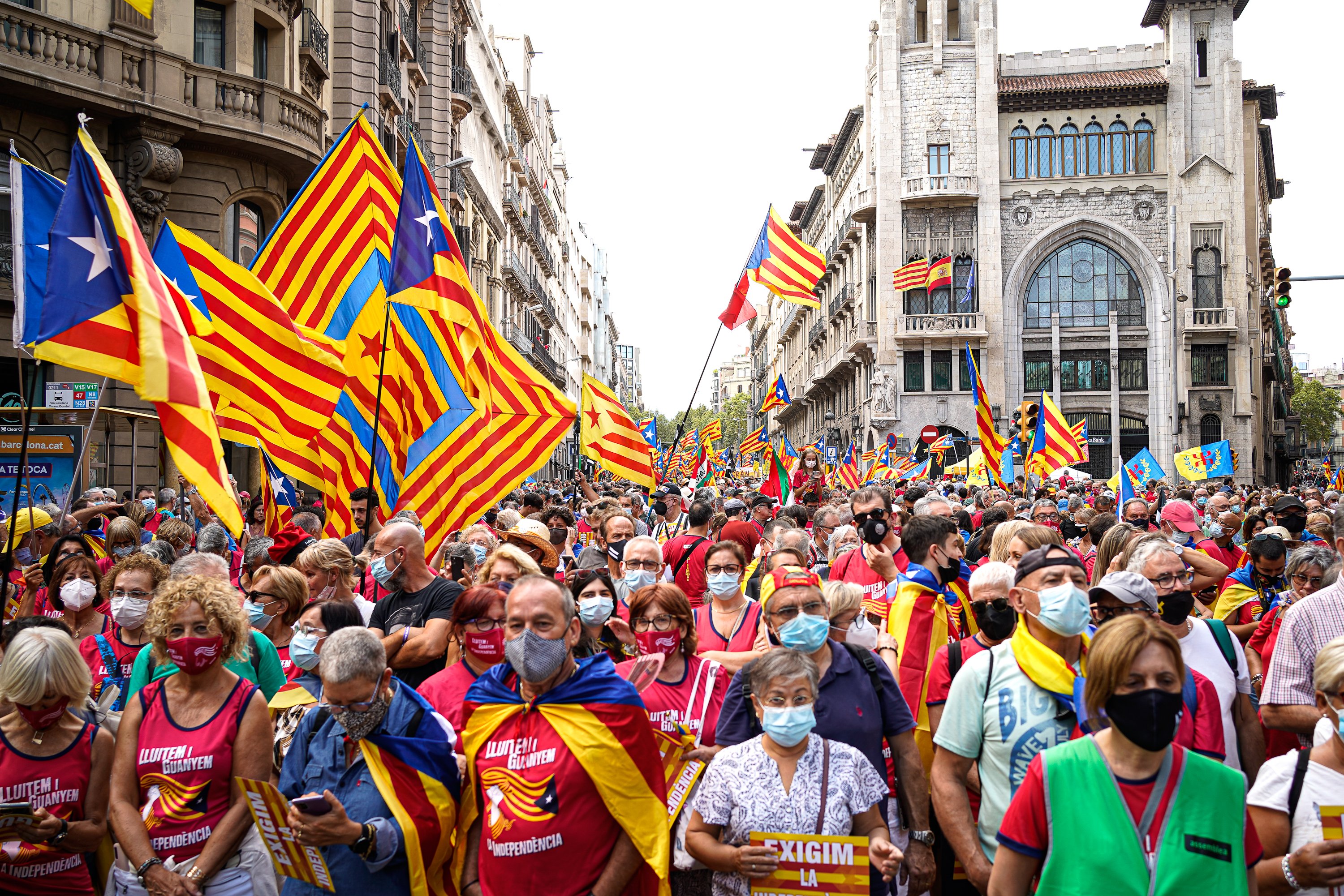 Una multitud omple la Via Laietana i es manifesta reclamant independència