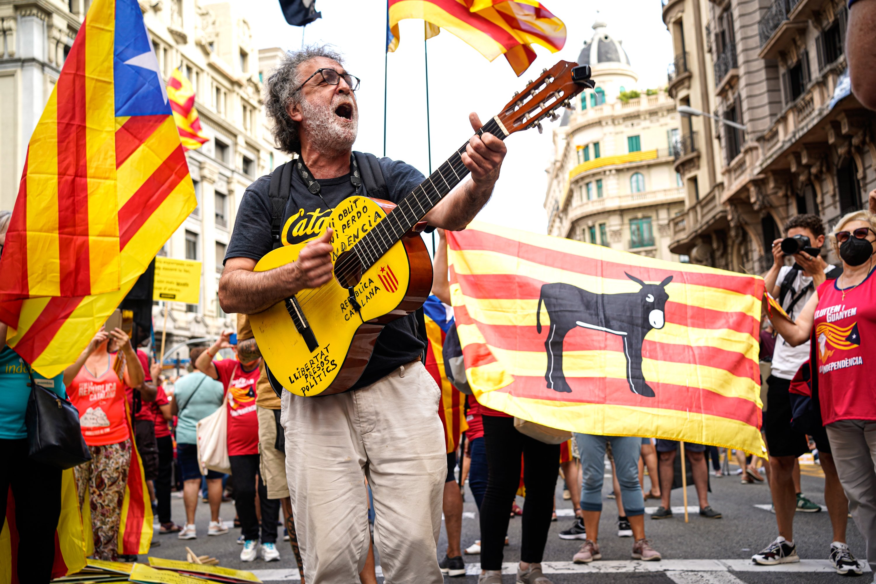 Guitarra, ambiente, festividad de catalunya vía layetana - Pau de la Calle