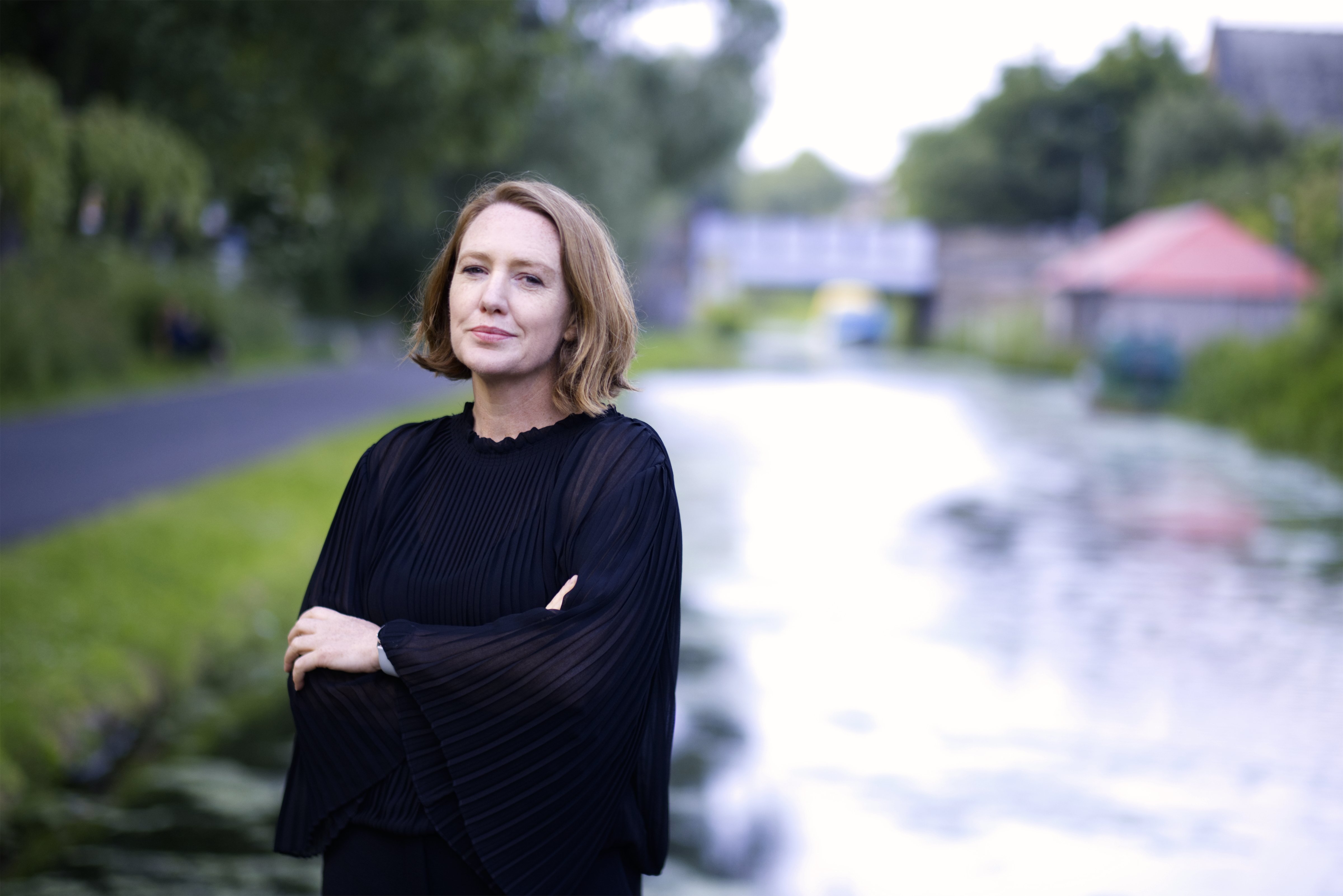 Paula Hawkins: "Escribir me ha ayudado a superar mis traumas"