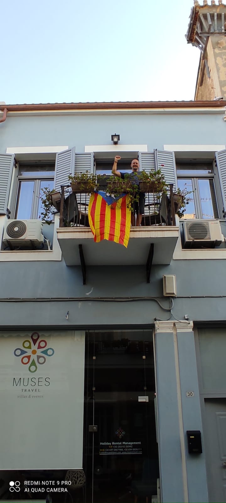 En Rethymno (Grecia) también engalanan los balcones como Sergi En Rethymno (Grecia) también engalanan los balcones como Sergi