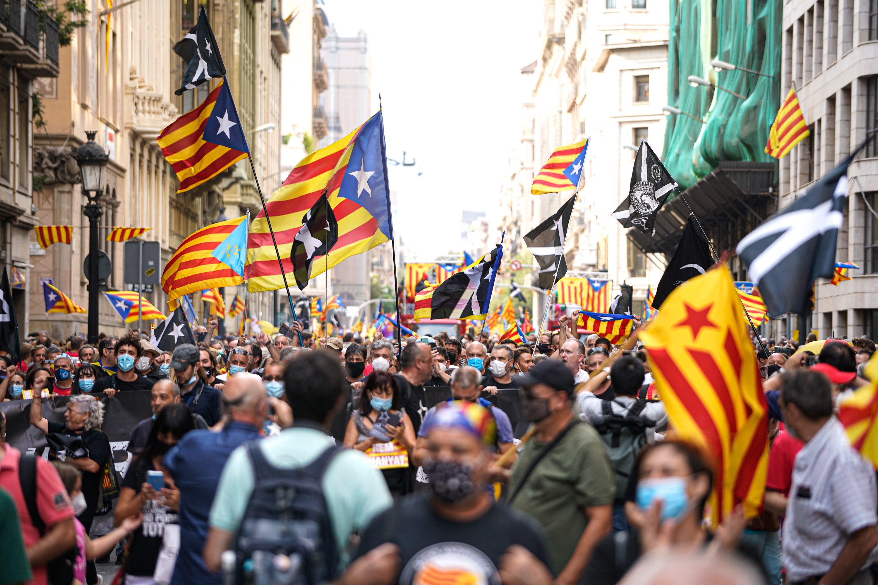L'esquerra independentista torna als carrers i crema fotos d'Aragonès i Sánchez