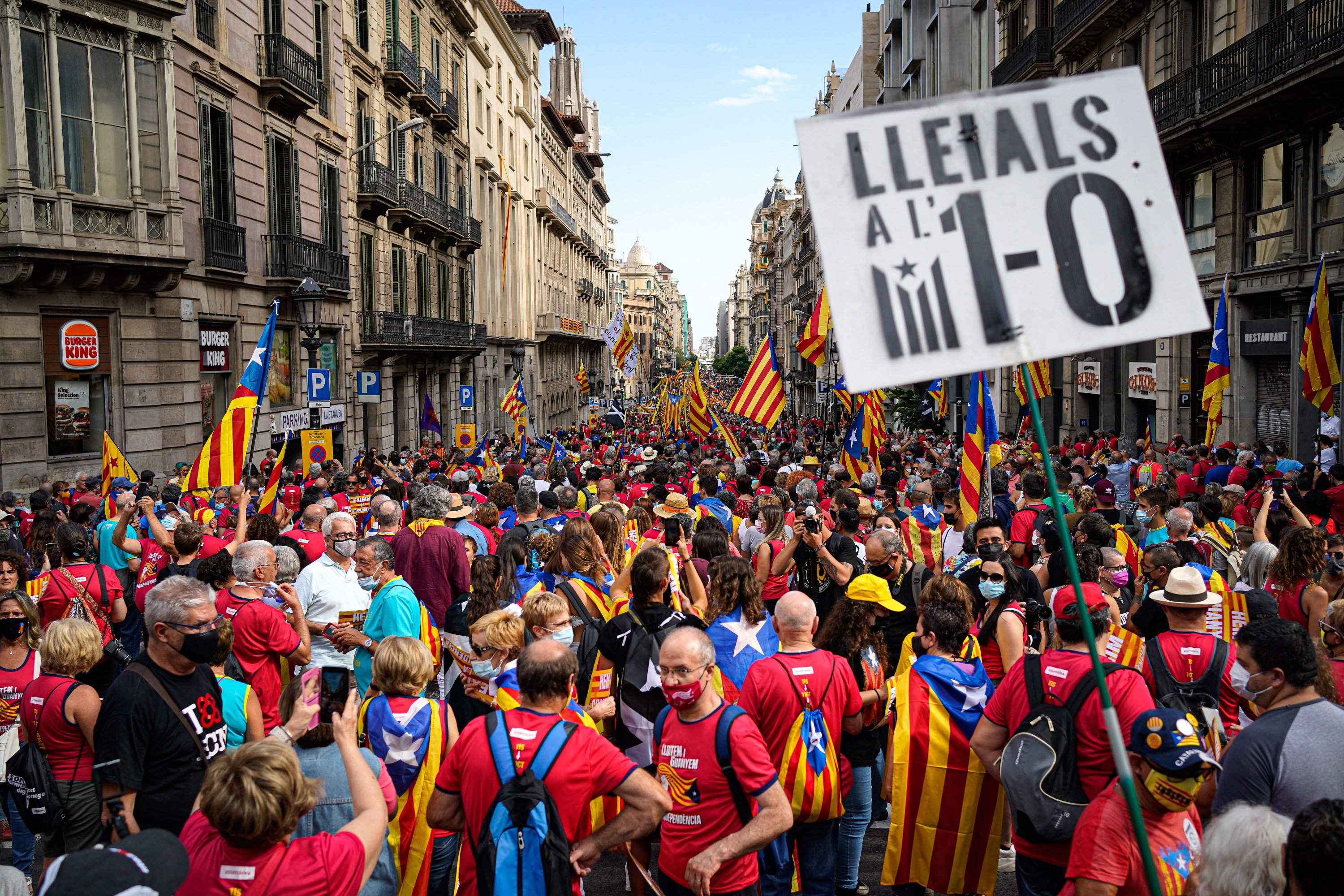 Just abans de les 17:14, hora que ha començat la manifestació, el carrer estava ple de gent.