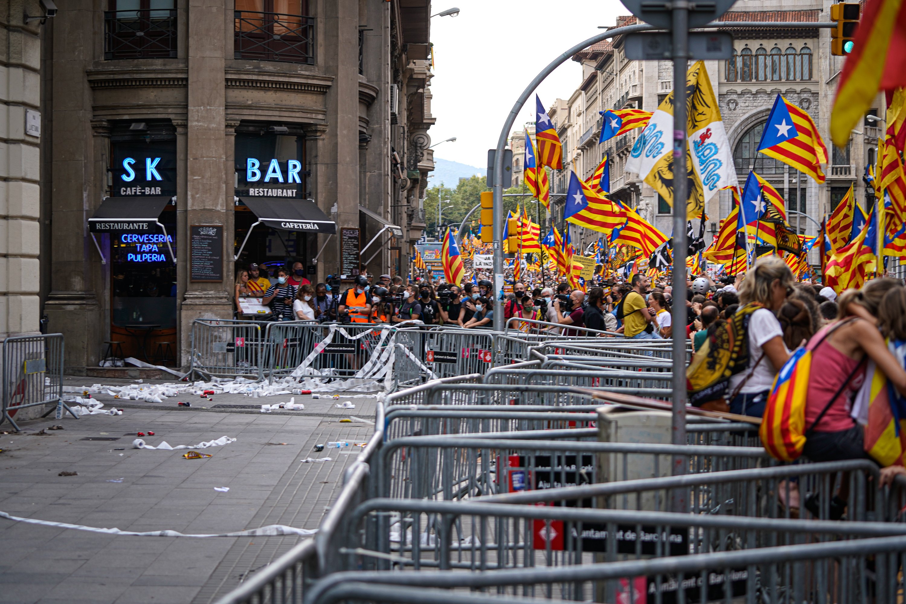 La gent s'ha començat ha acumular davant la prefectura de la policia.