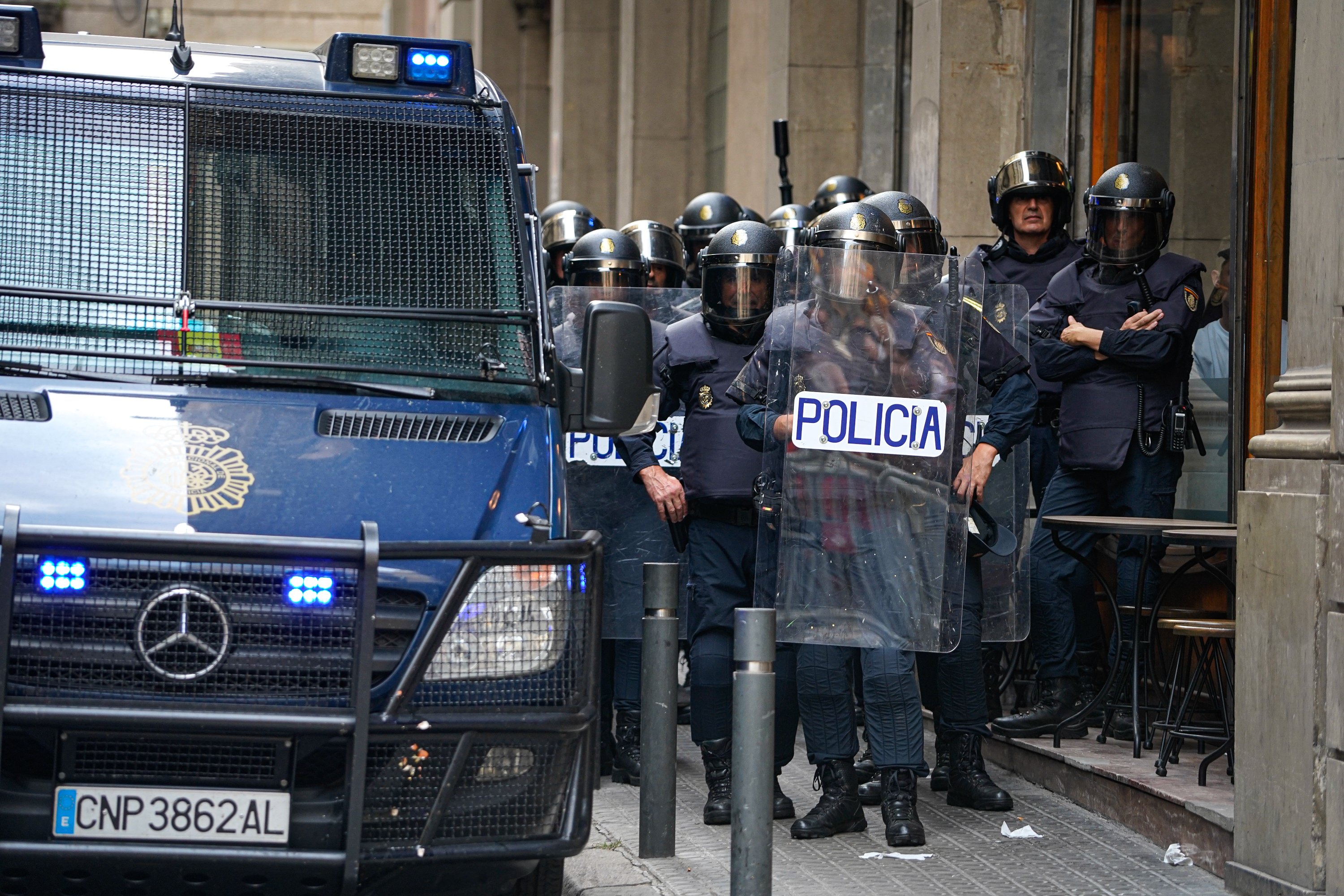 La policia espanyola recula a Catalunya: retira el reforç d'antidisturbis