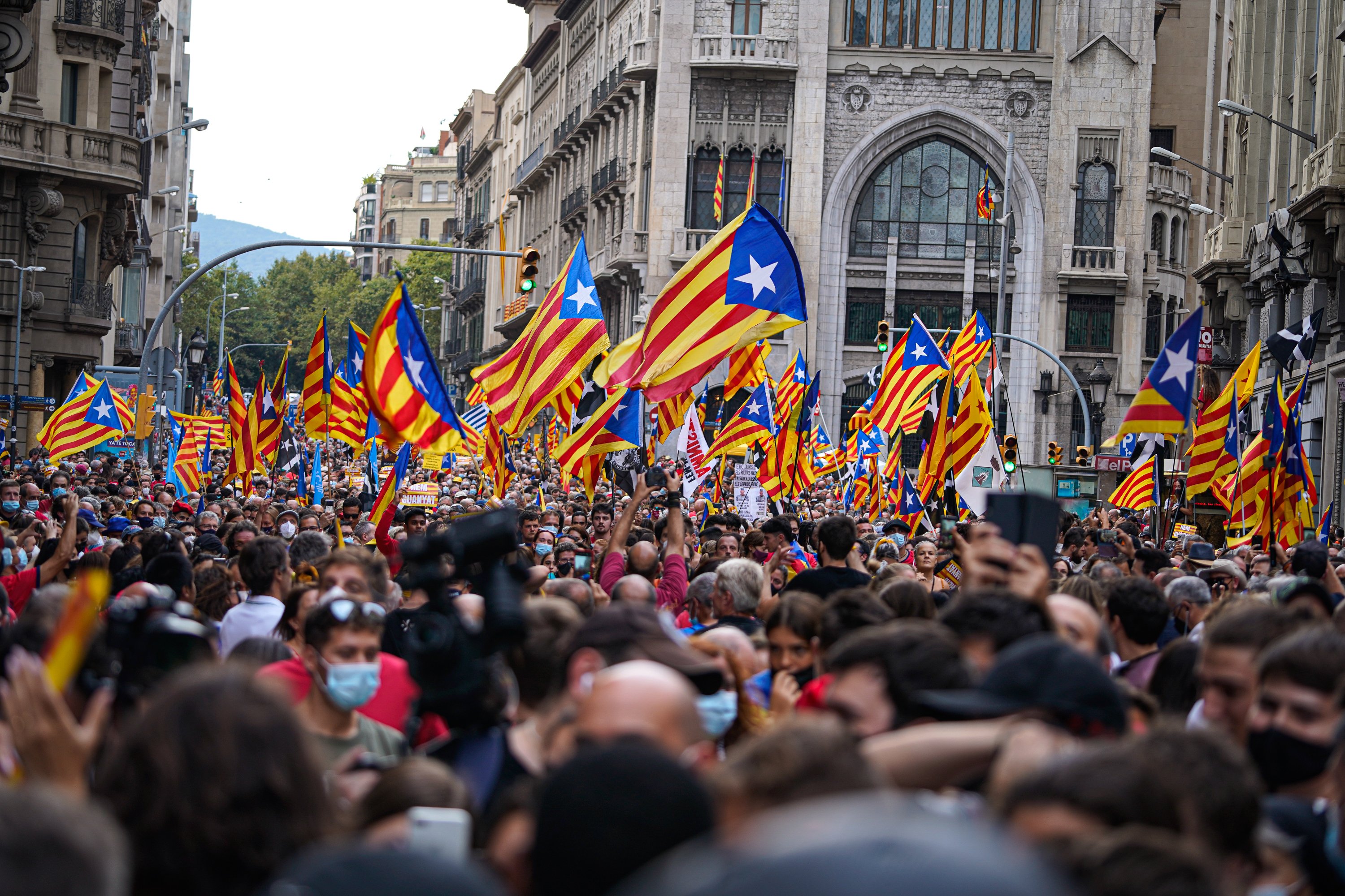 Un periodista de 'The Economist' esmena 'El Mundo' per la portada de la Diada