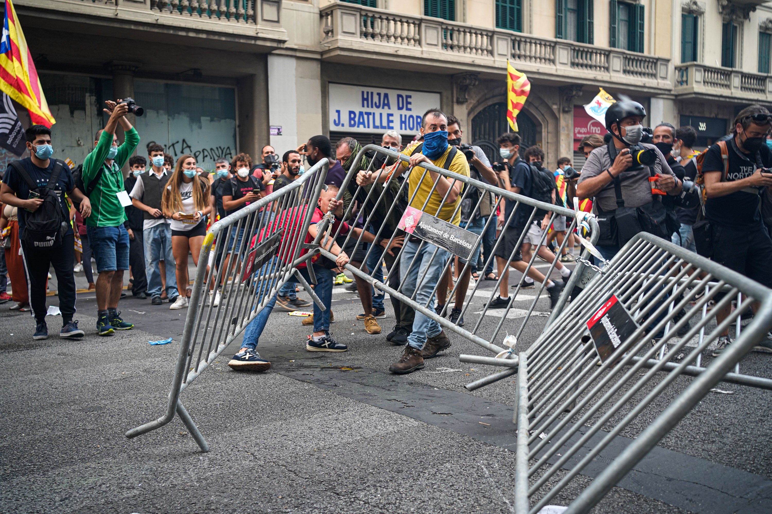 VÍDEO | Tensió davant la comissaria de Via Laietana