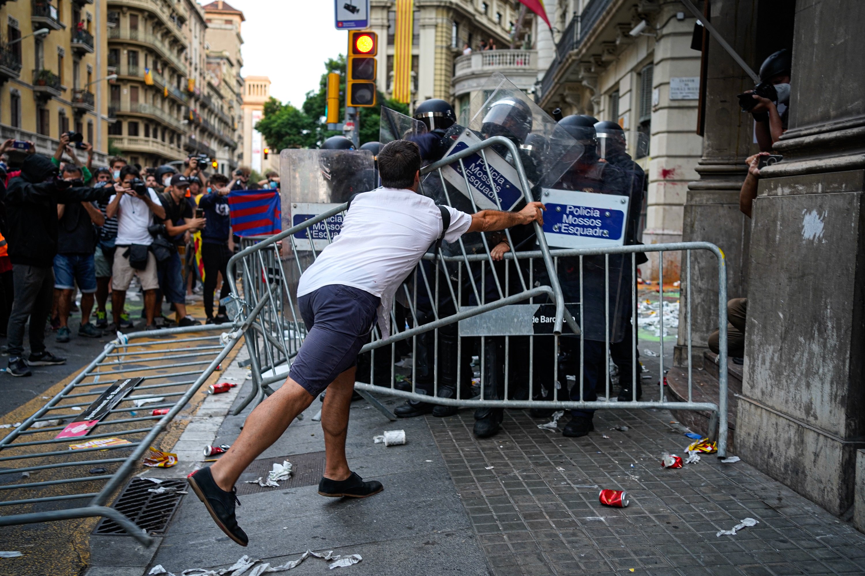 Un jove carrega amb les tanques contra els mossos d'esquadra.