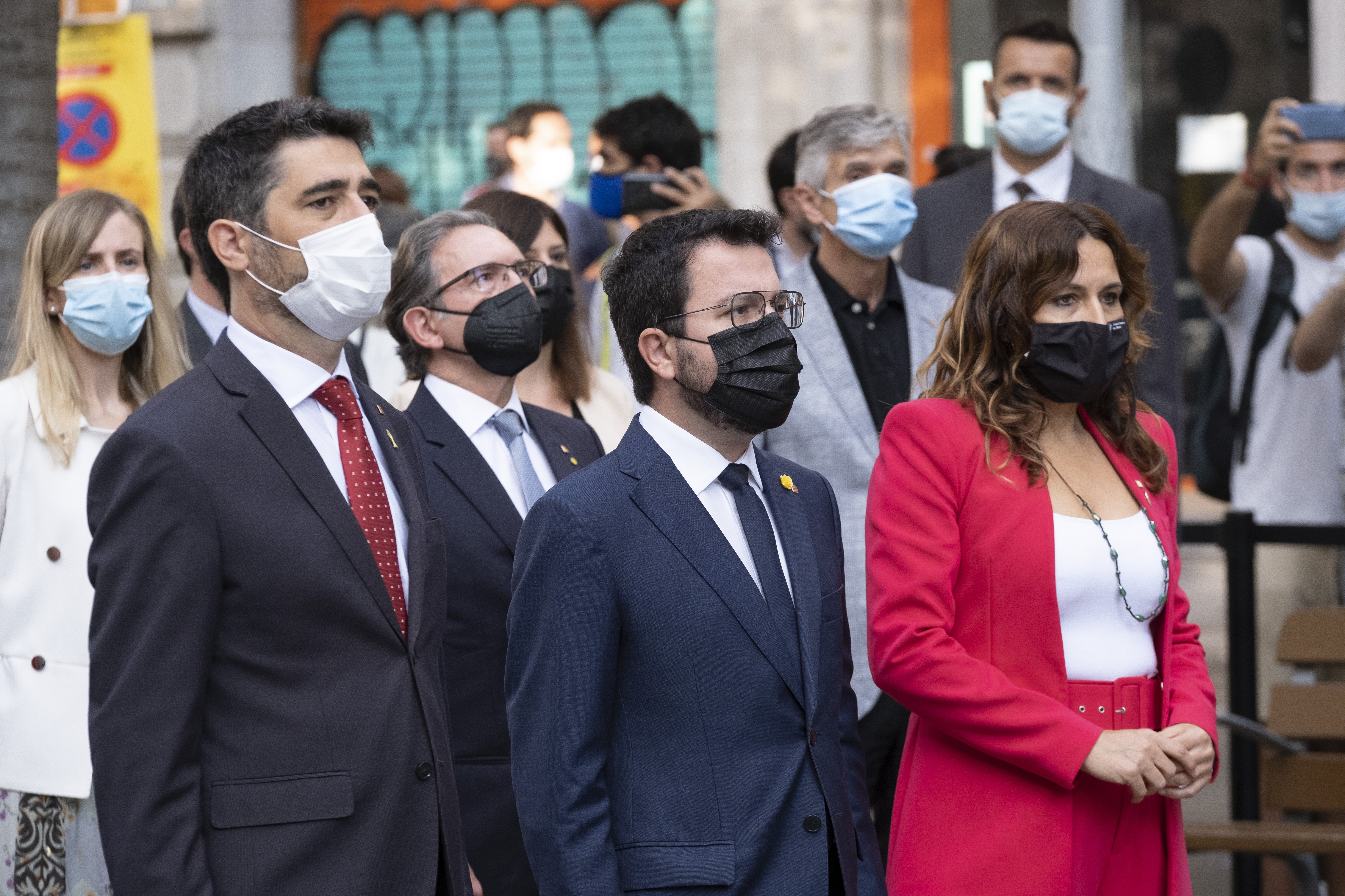 El president del Govern, Pere Aragonès, el vicepresident del Govern, Jordi Puigneró i la consellera de Presidència, Laura Vilagrà, en l'ofrena al monument de Rafael Casanova el matí de la Diada..