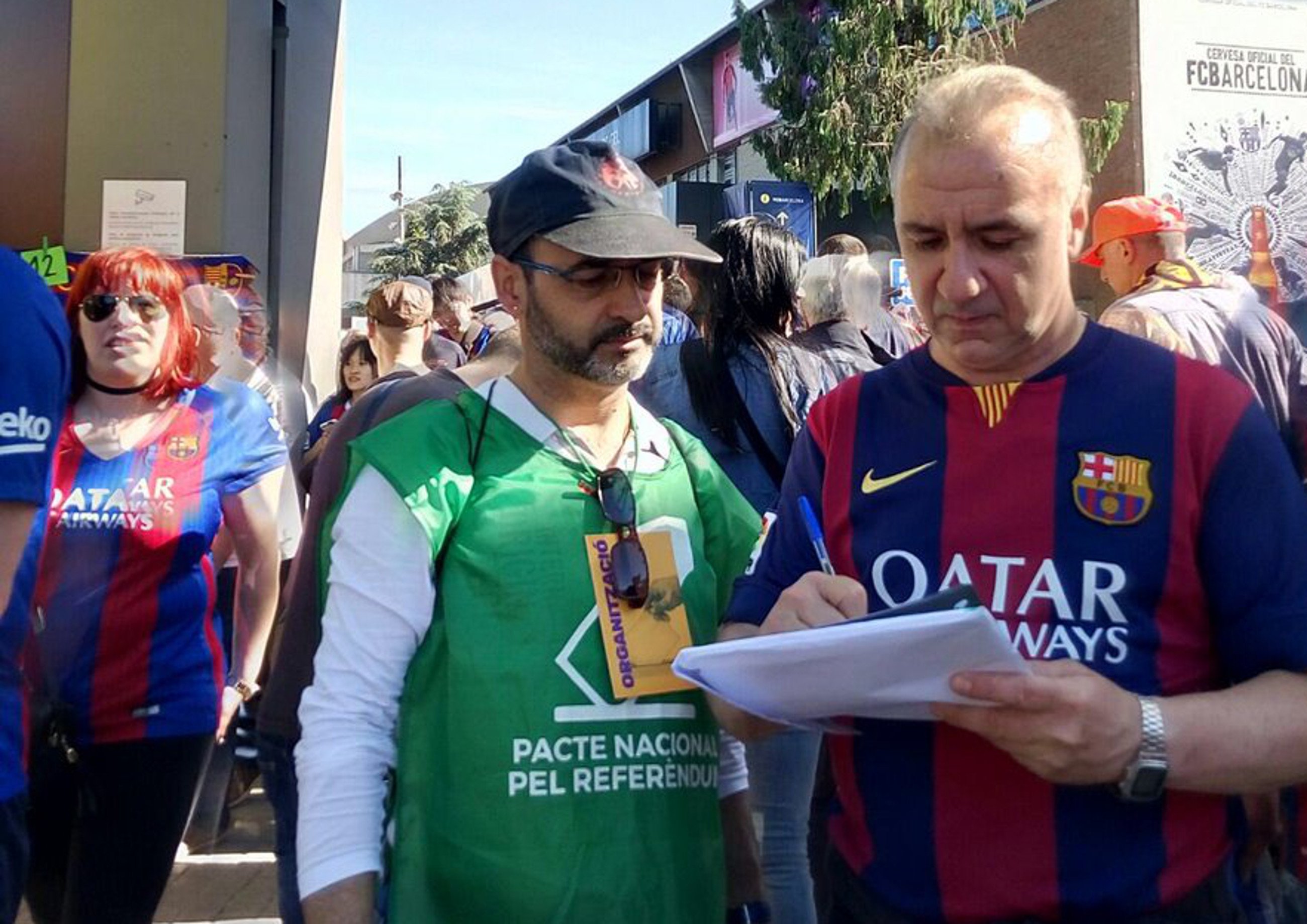La recollida de signatures pel referèndum segueix al Camp Nou
