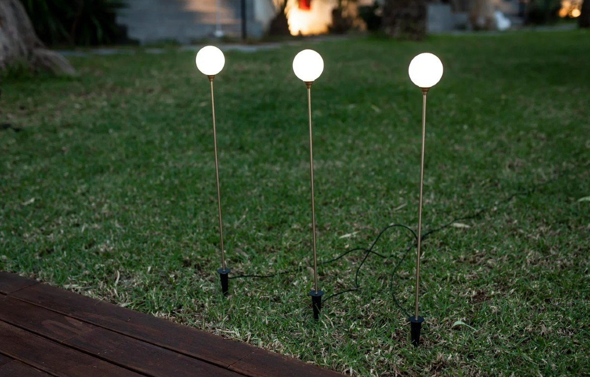 5 luces solares ideales para iluminar el jardín o terraza