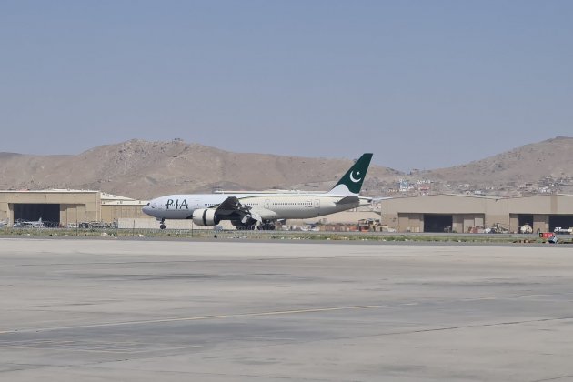 avion pia primer vuelo comercial afganistan - @osamabinjavaid
