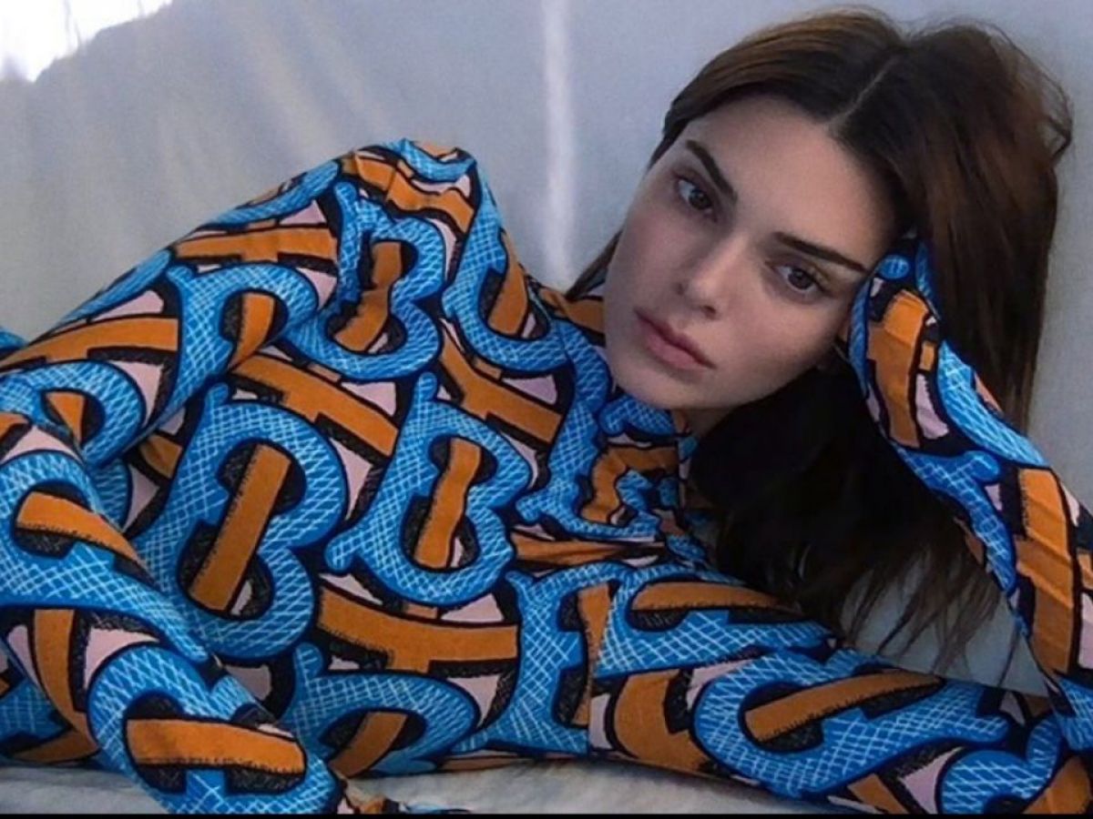 Bershka pone de moda la camiseta tatutaje que ha conquistado a Kendall Jenner y compañía