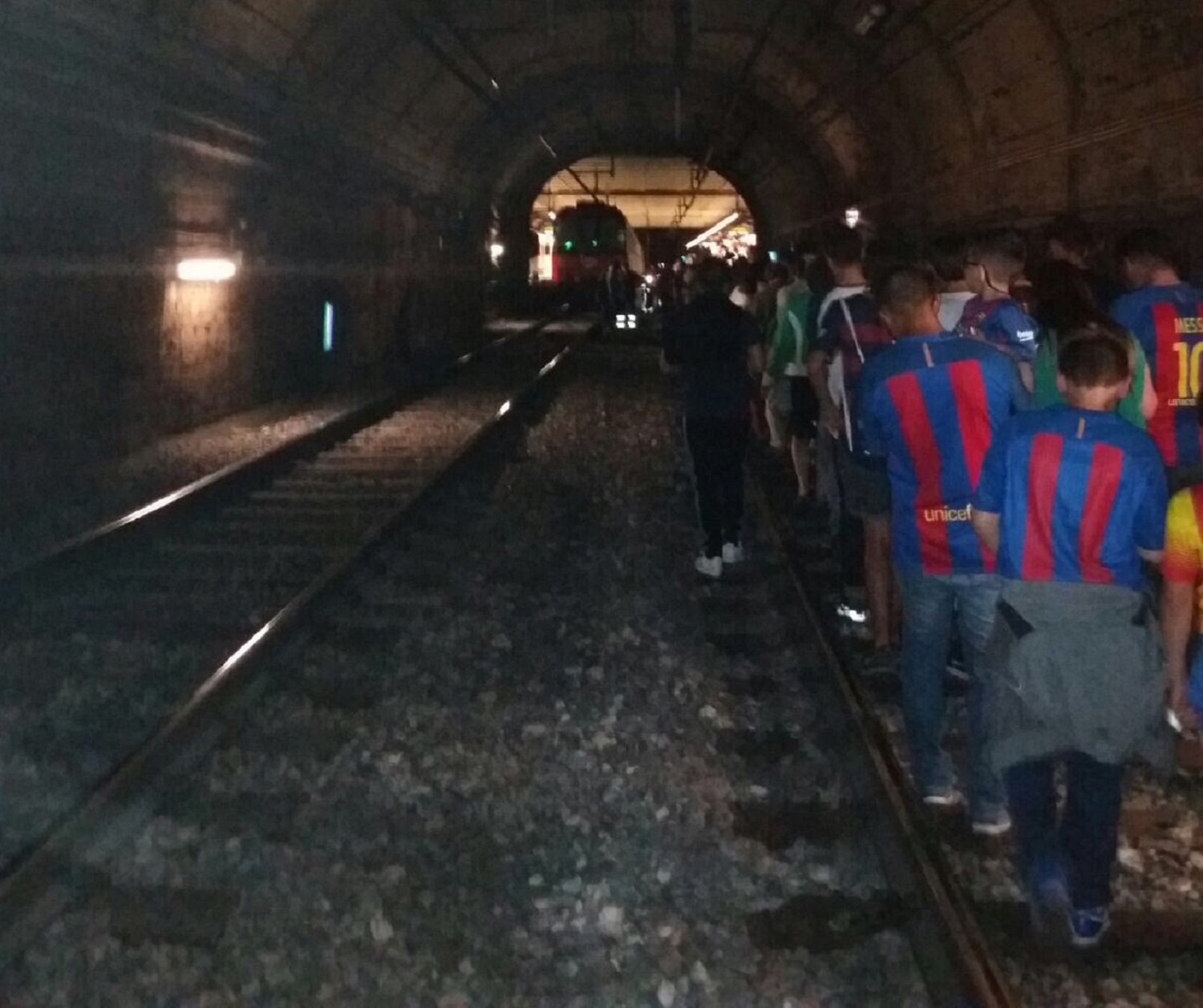 Vídeo: Desallotgen un comboi del metro de Barcelona