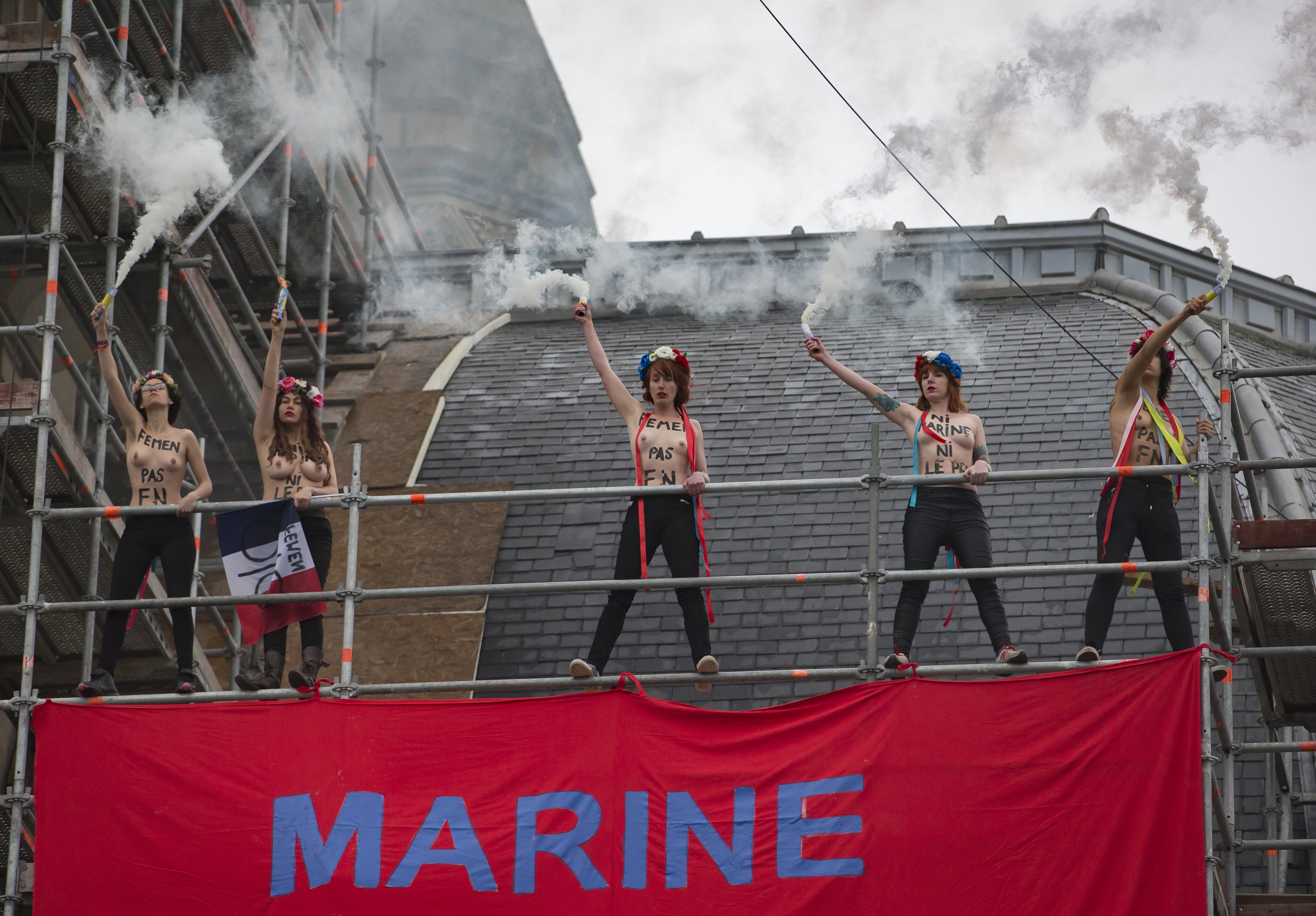 Femen irrumpe en la jornada electoral con un acto contra Le Pen