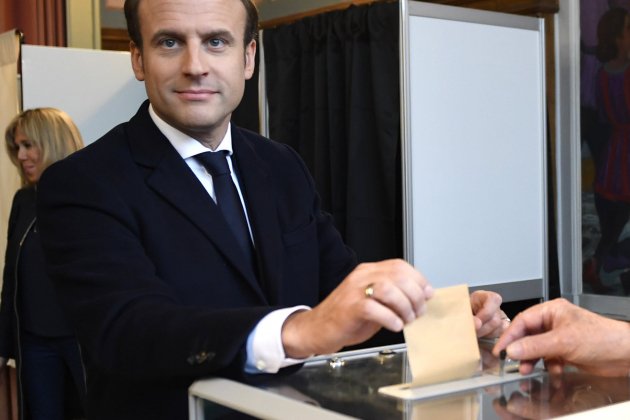 Macron votando a las elecciones presidenciales de Francia EFE