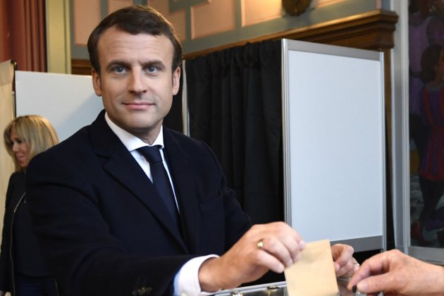 Macron votant a les eleccions presidencials de França EFE Macron votant a les eleccions presidencials de França EFE