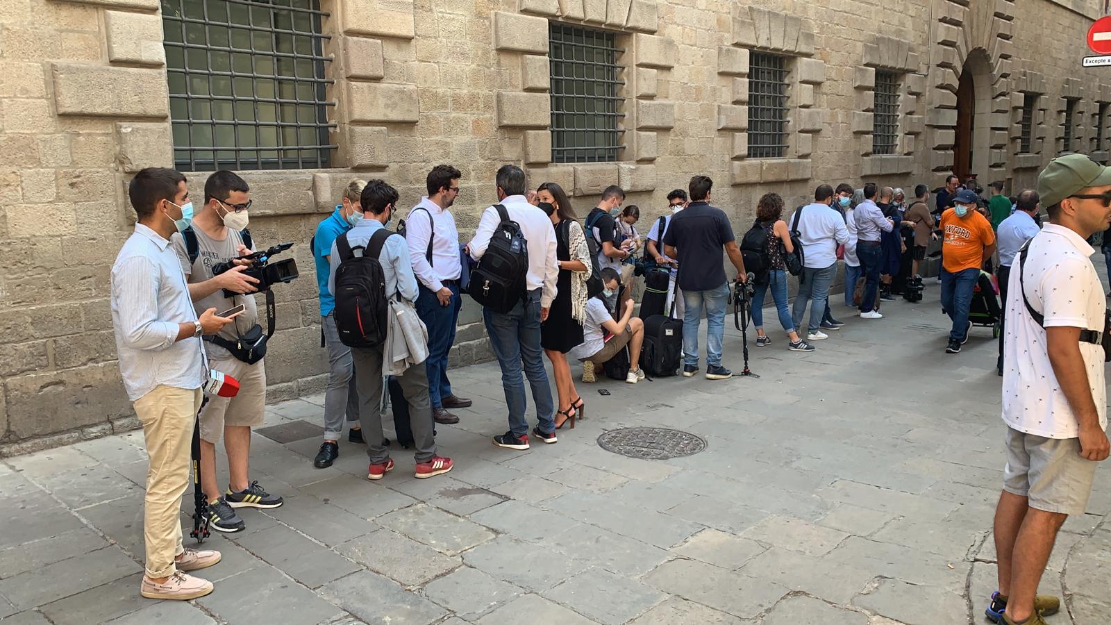 Periodistas cola mesa diálogo Sergi Alcàzar