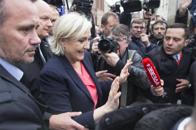 Le Pen rodejada de periodistes després de votar a les eleccions de França EFE Le Pen rodejada de periodistes després de votar a les eleccions de França EFE