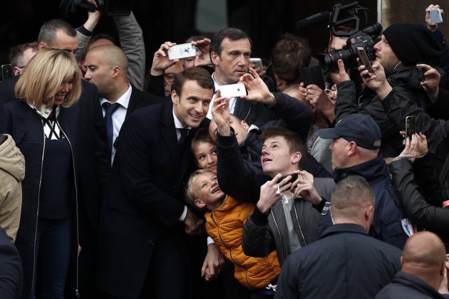 Macron rebut per una multitud al col·legi electoral Macron rebut per una multitud al col·legi electoral