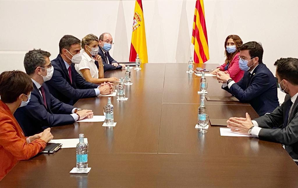 La resistencia de Sánchez a sentarse en la mesa y la bandera que desaparece