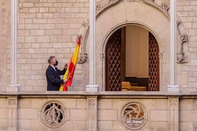 Ujier quita bandera españa reunion mesa de dialogo / Sergi Alcàzar