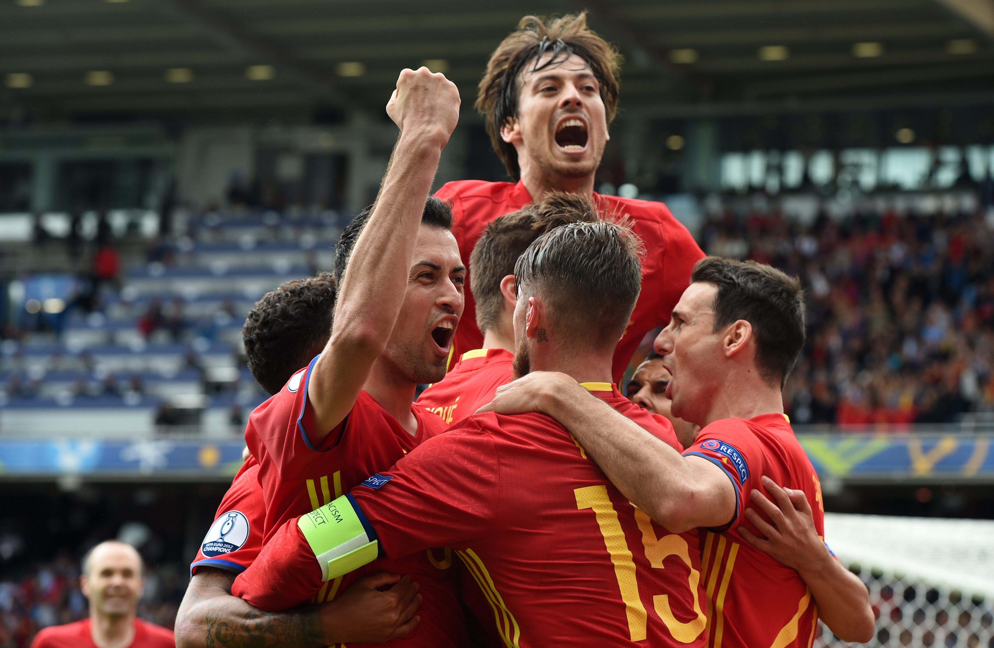 España gana gracias a Piqué, el más pitado por los españoles