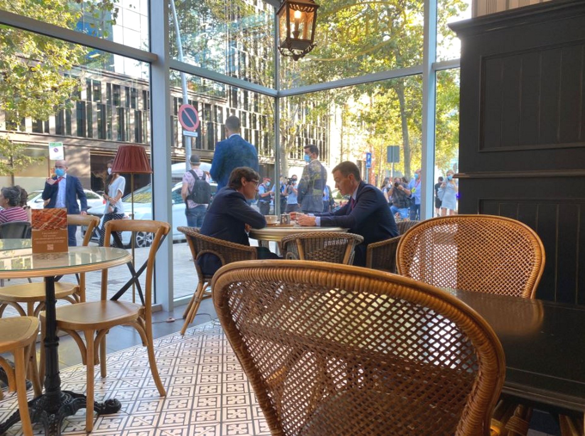 Spanish PM goes off for a coffee while dialogue meeting with Catalonia is held