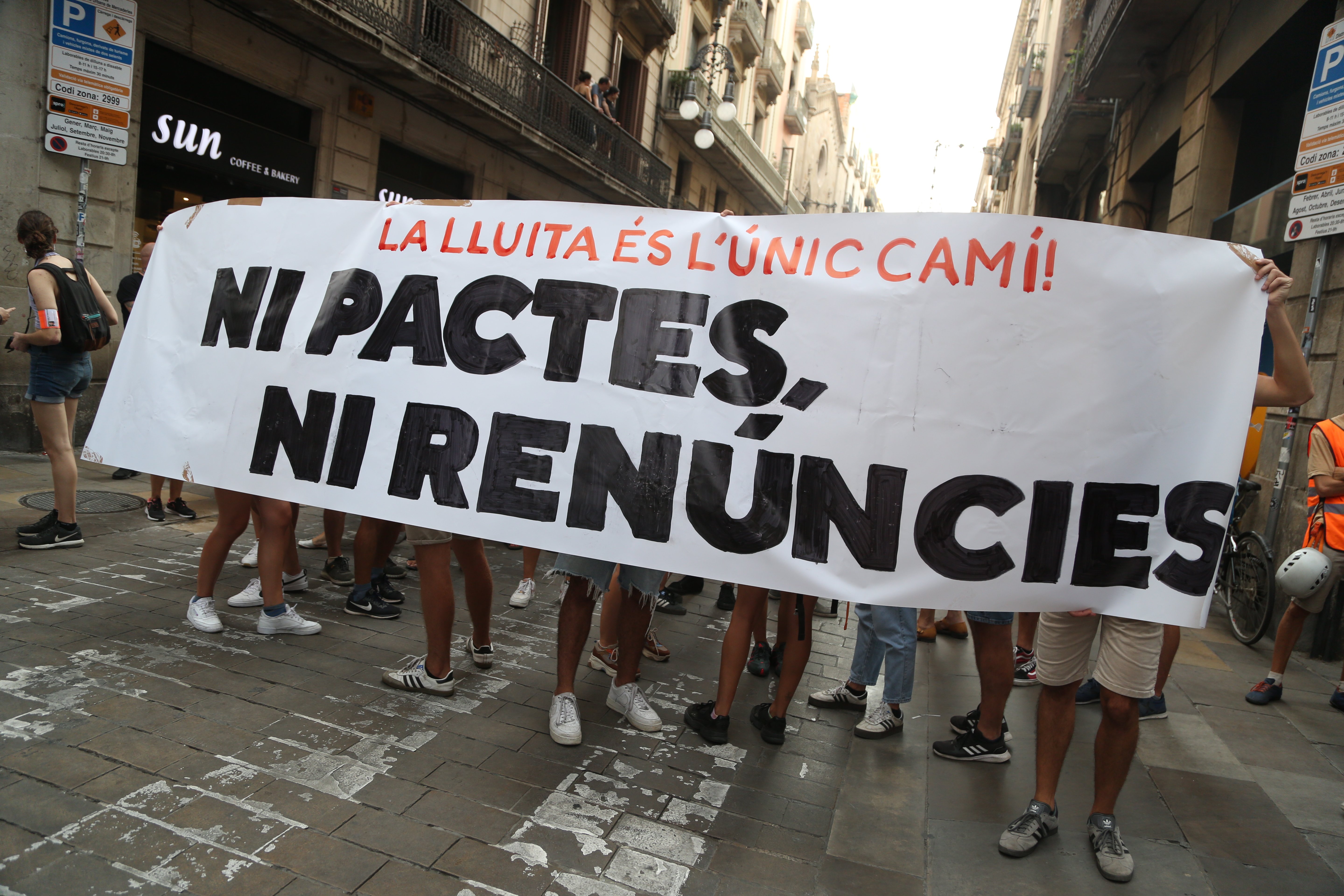 pancarta manifestación izquierda independentista contra mesa diálogo montse giralt