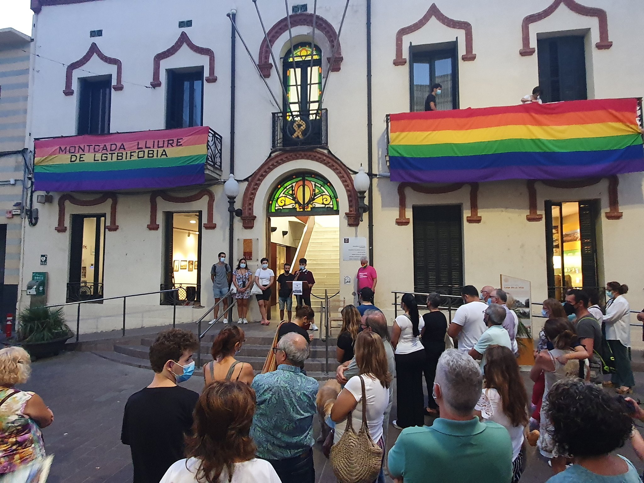 Concentració a Montcada contra la LGTBI-fòbia