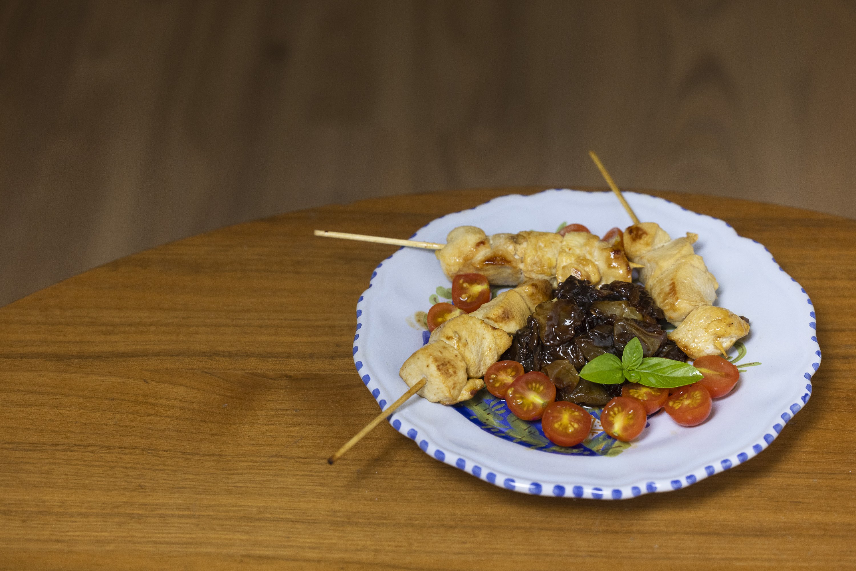 Chutney de uva con brochetas de pollo