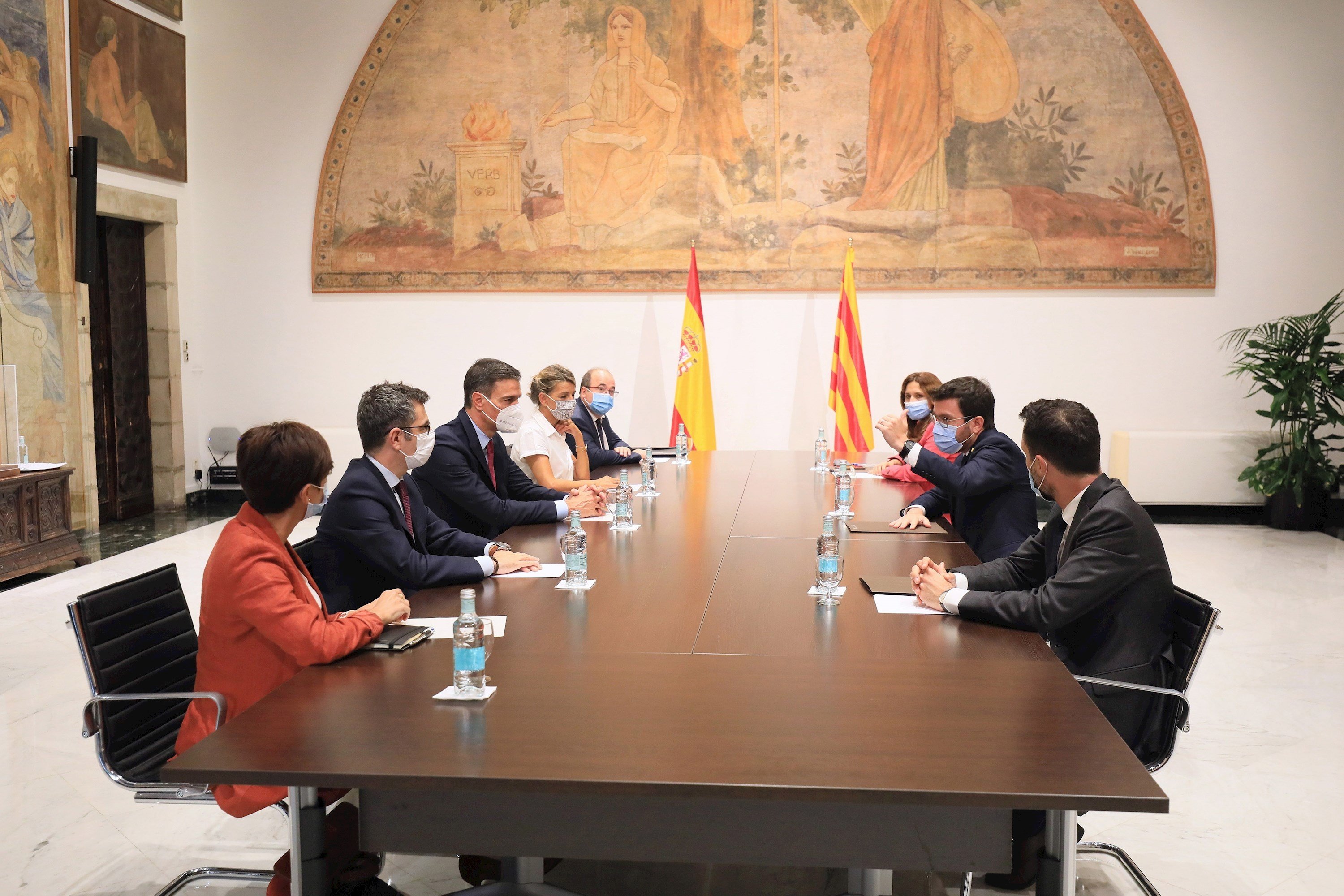 Mesa de diálogo, ministros, félix bolaños, Isabel Rodríguez, Miguel Iceta y Yolanda Díaz, Consellers, Roger Torrent, Laura Vilagrà y los presidentes, Pedro Sánchez y Pere Aragonès, palau de la generalitat - Efe