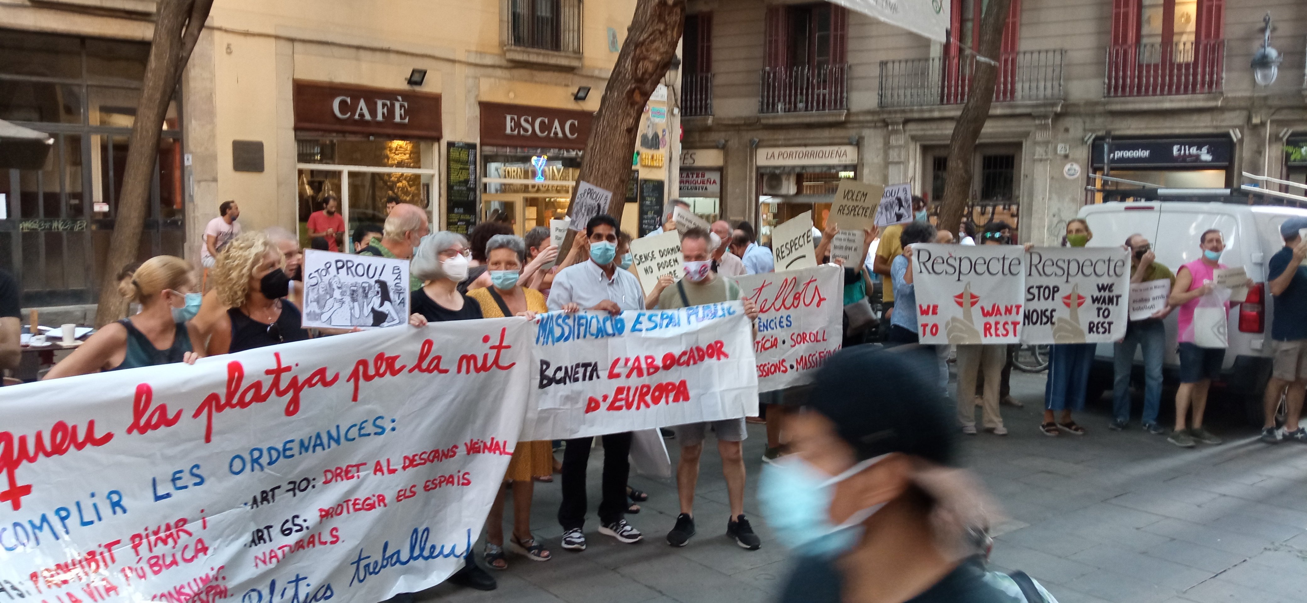 Clamor antibotellón en Ciutat Vella: "Basta de ruido"