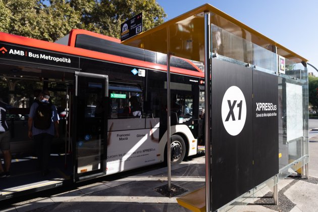 Presentación de la XPRESBus X1, primera línea urbana semidirecta de autobús de Barcelona parada|pasmada bus|buzo - Sergi Alcàzar