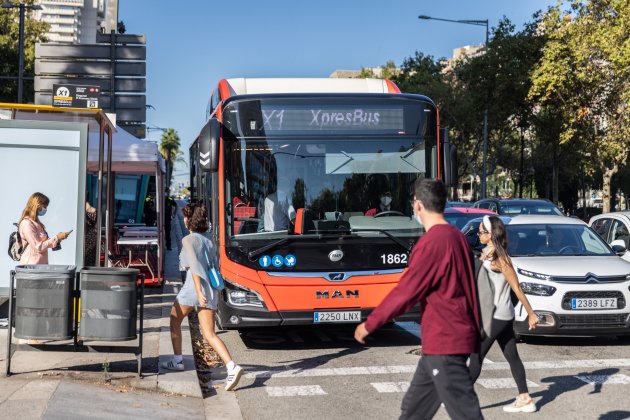 Presentación de la XPRESBus X1, primera línea urbana semidirecta de autobús de Barcelona frontal bus|buzo - Sergi Alcàzar