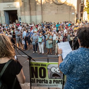 Collboni coge a contrapié a Badia con el retraso del puerta a puerta de Horta