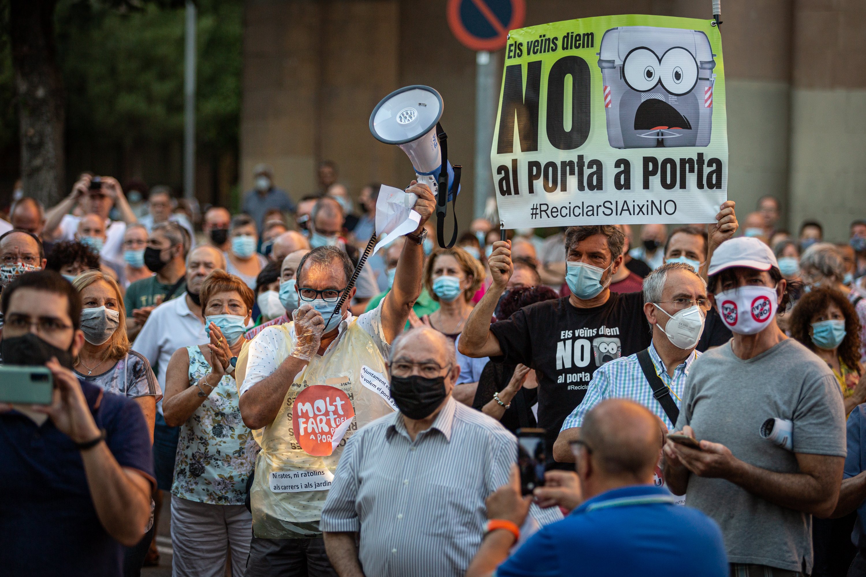 Colau tira la toalla y no ampliará el Porta a porta este mandato