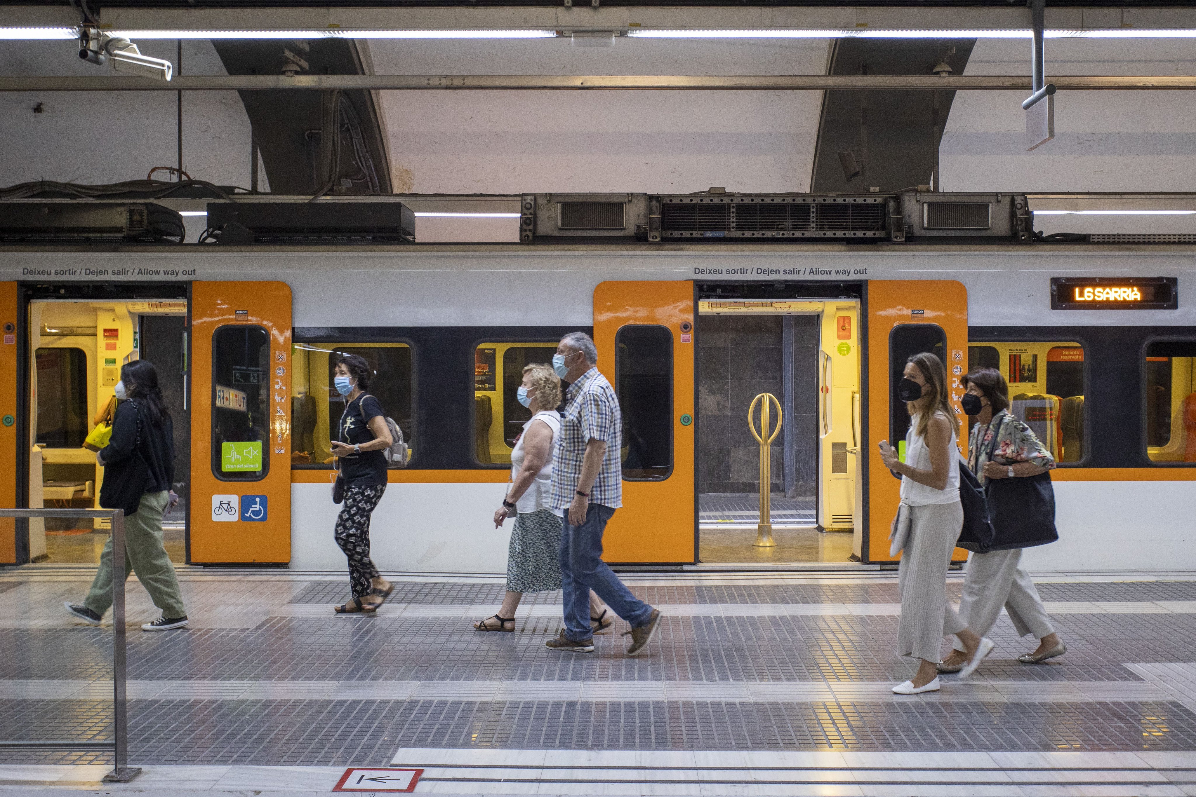 Así de destrozado ha quedado un ferrocarril después del botellón en la UAB