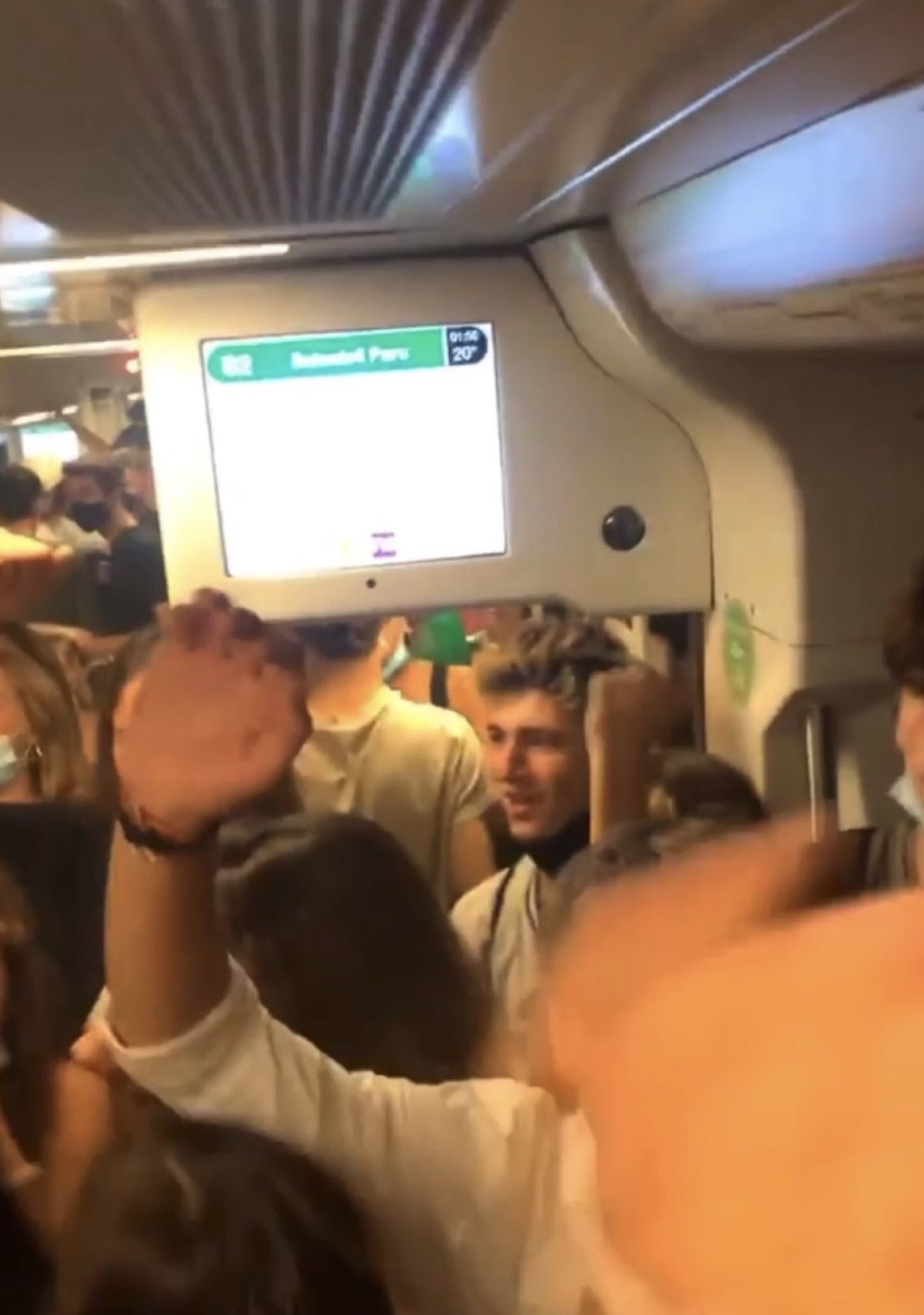 Crits de 'puta PSG' i 'perreo' als Ferrocarrils, després de la festa a la UAB