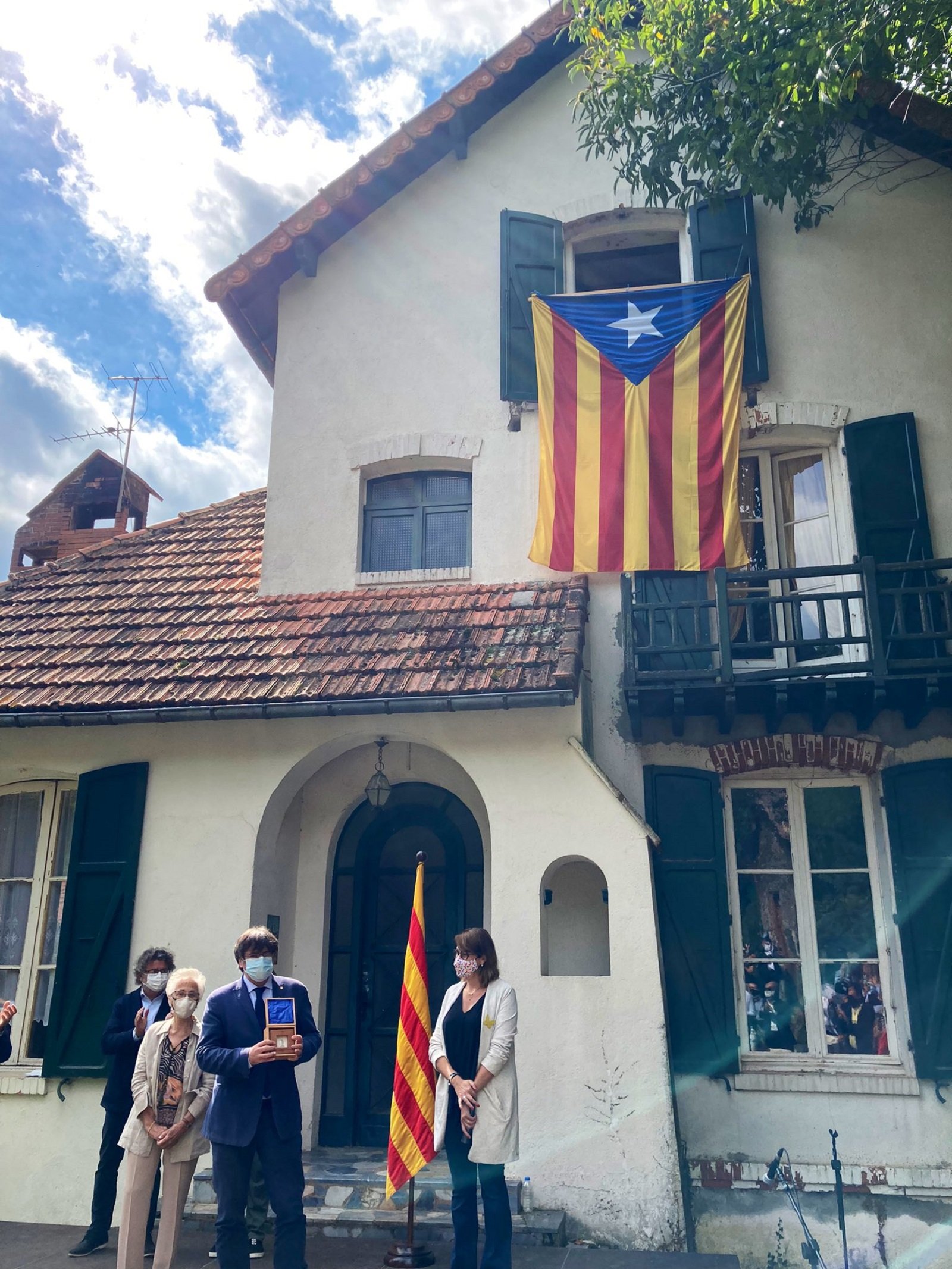 Puigdemont recibe la medalla Carrasco: "Amar la historia es hacerse respetar"