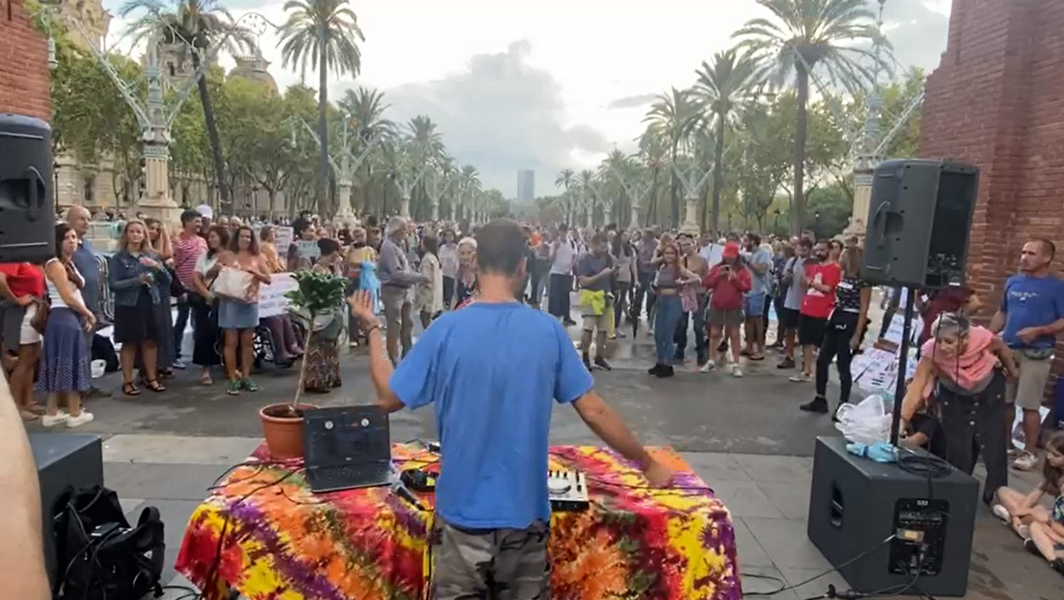Fiesta improvisada antivacunas en el Arc de Triomf