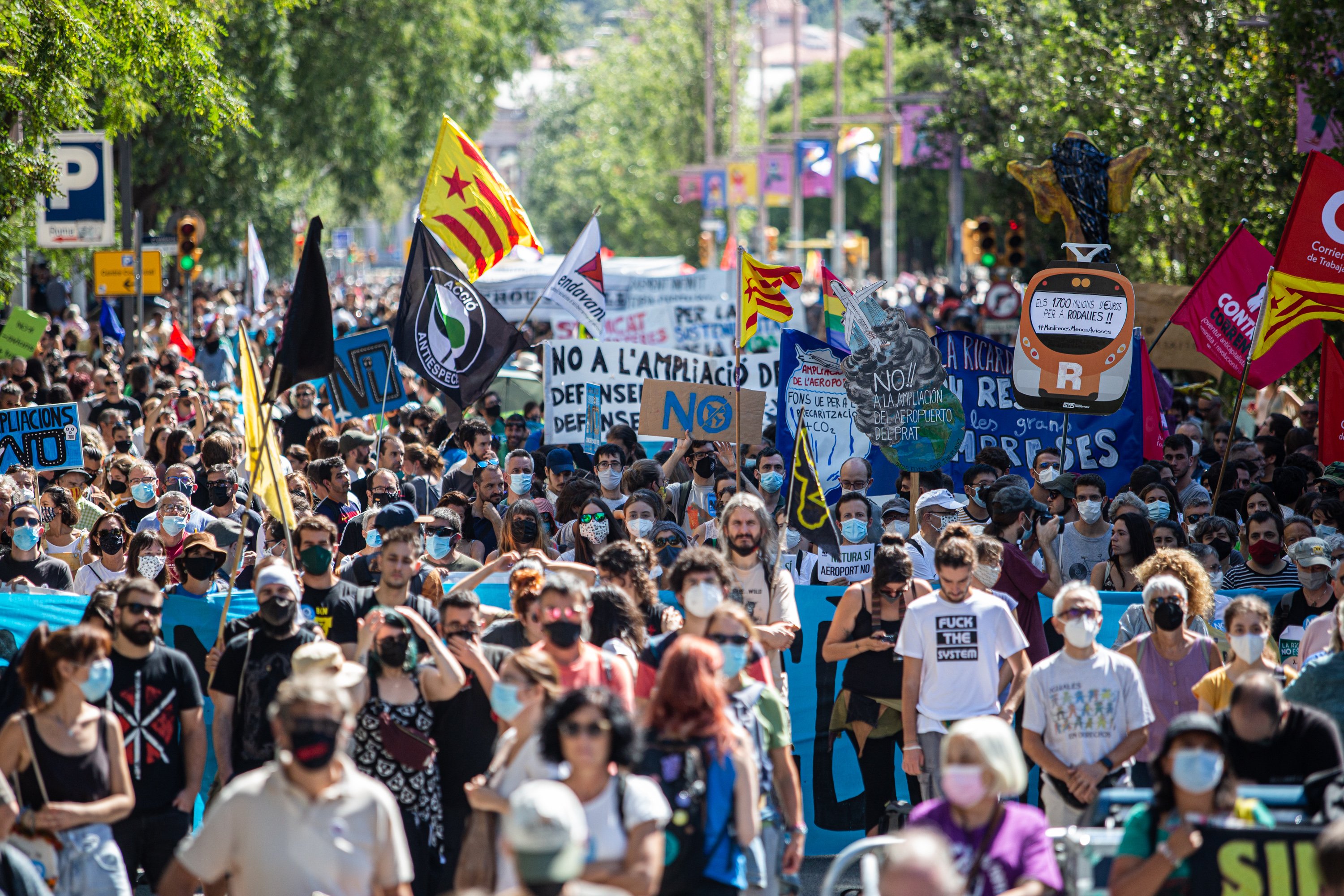 Miles de personas llenan Barcelona contra la ampliación del aeropuerto de El Prat