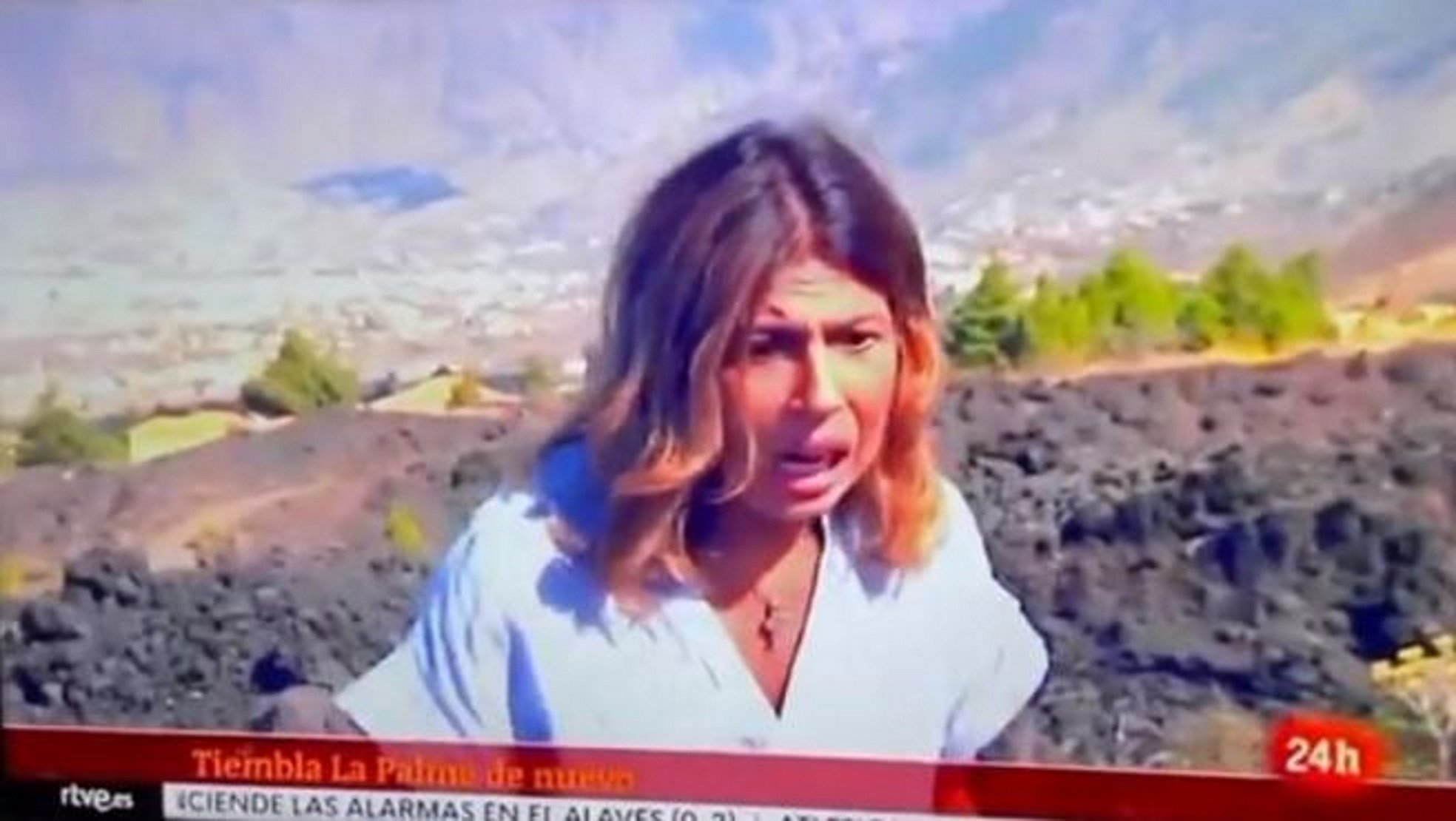 El susto de una reportera durante la erupción del volcán en La Palma