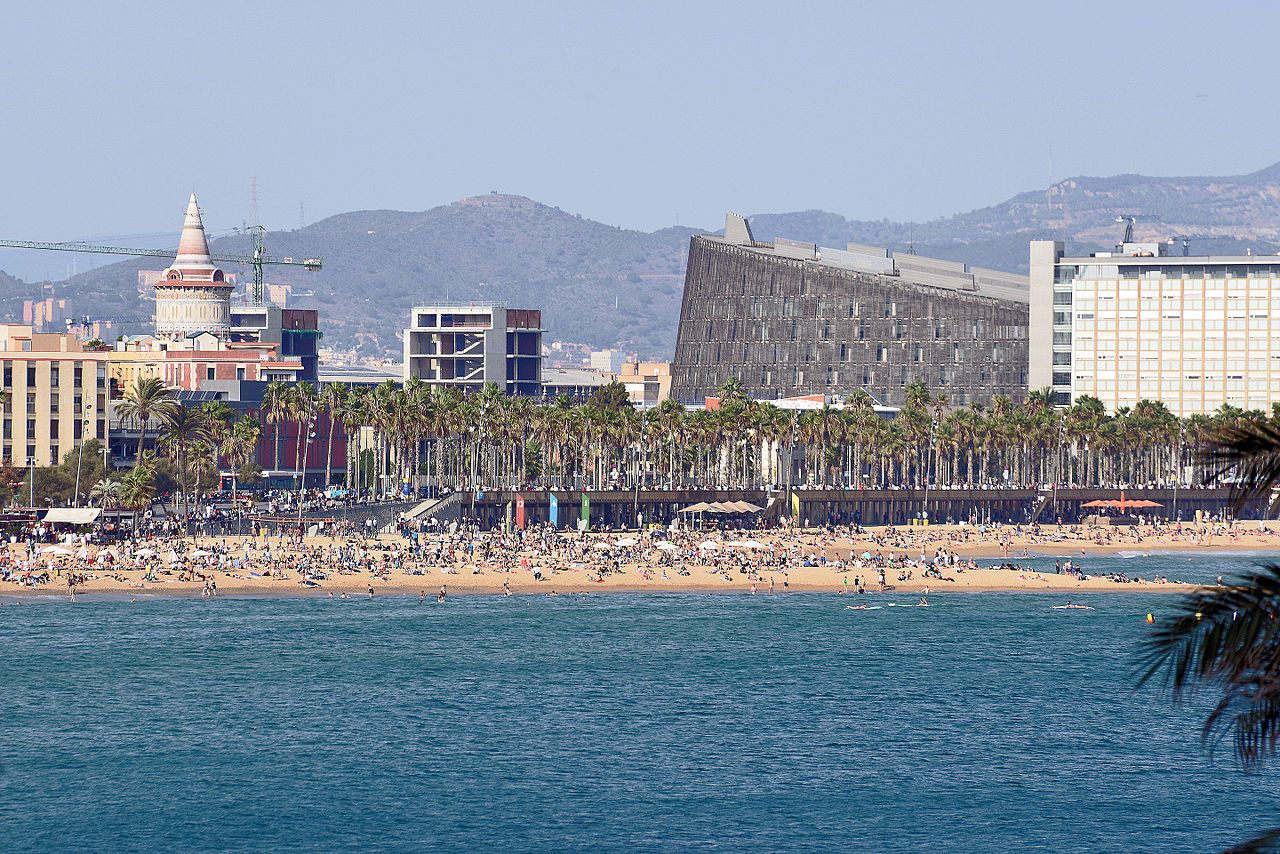 Barcelona amenaza con precintar locales del passeig Marítim