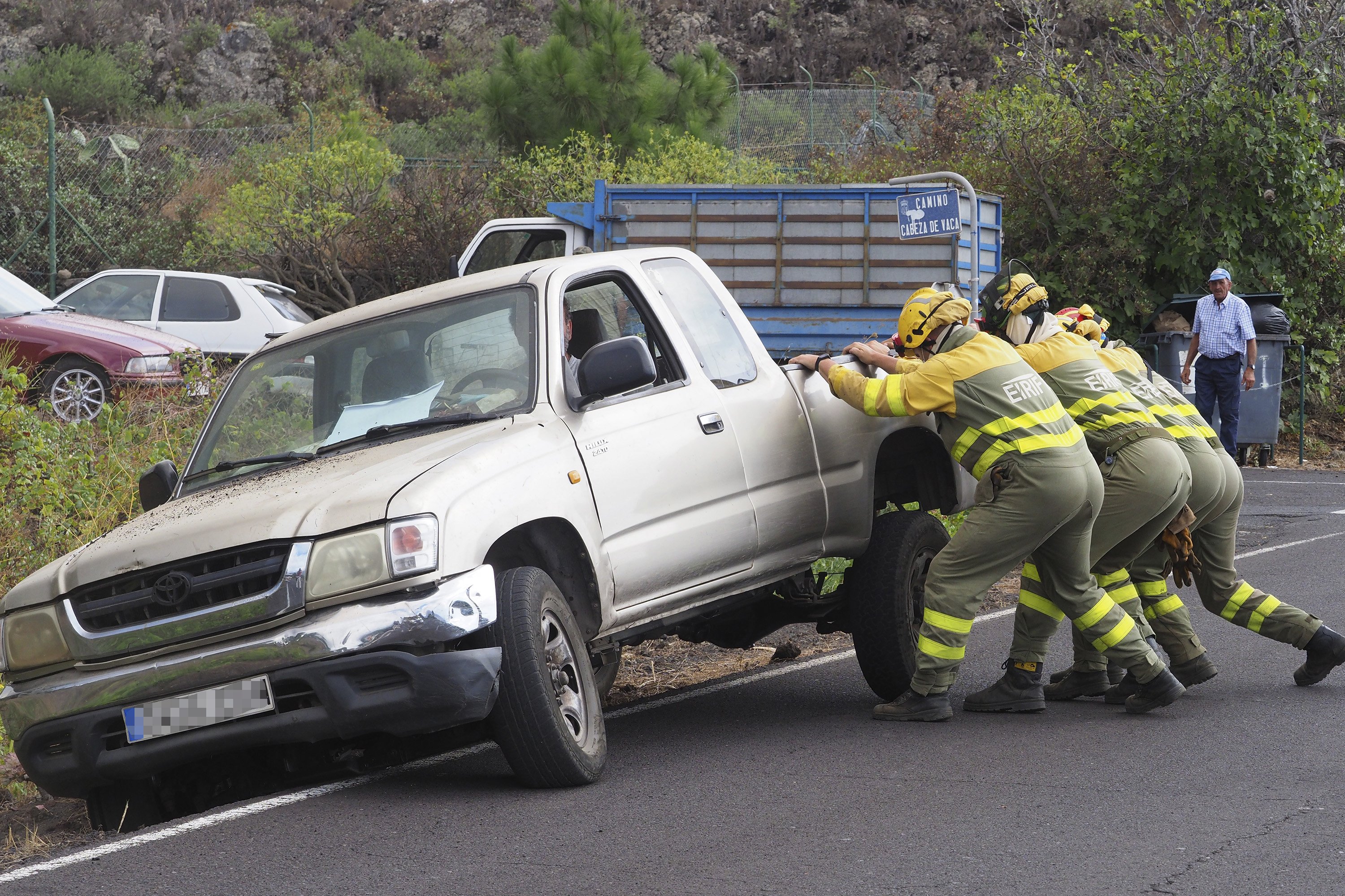 EuropaPress bomberos ayudan reincorporar vehiculo carretera 19 septiembre 2021 paso