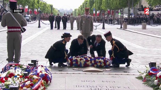 Emmanuel Macron i François Hollande en l'acte d'homenatge del 8 de maig / France 2