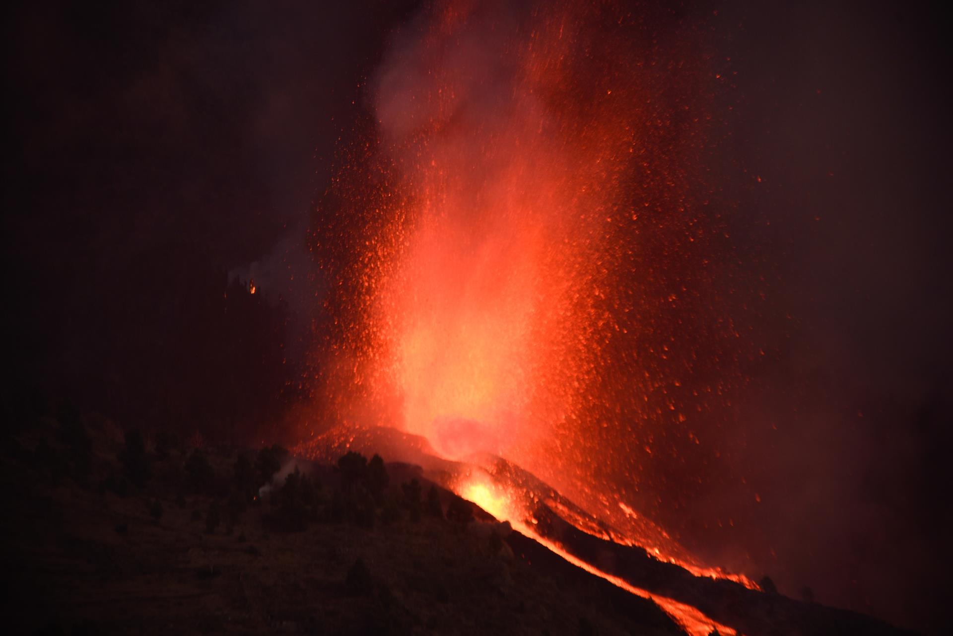 El volcà de La Palma deixa imatges espectaculars: rius de lava i columnes de foc